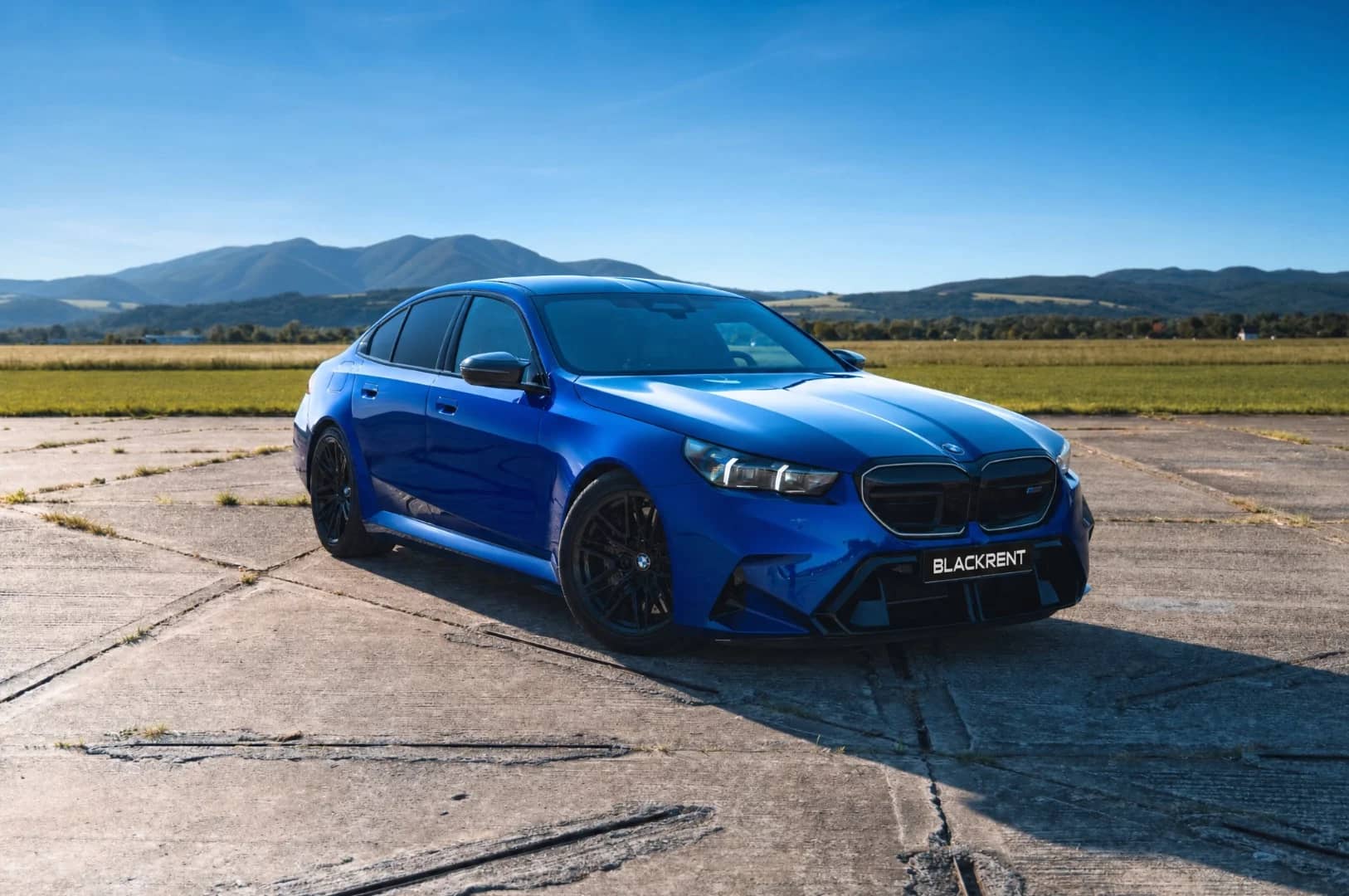 BMW M5 2025 - Kliknutím zobrazíte detail vozidla BMW M5 2025 petrol - Náhľad prémiového vozidla v BlackRent autopožičovni na Slovensku za 152,00€/deň