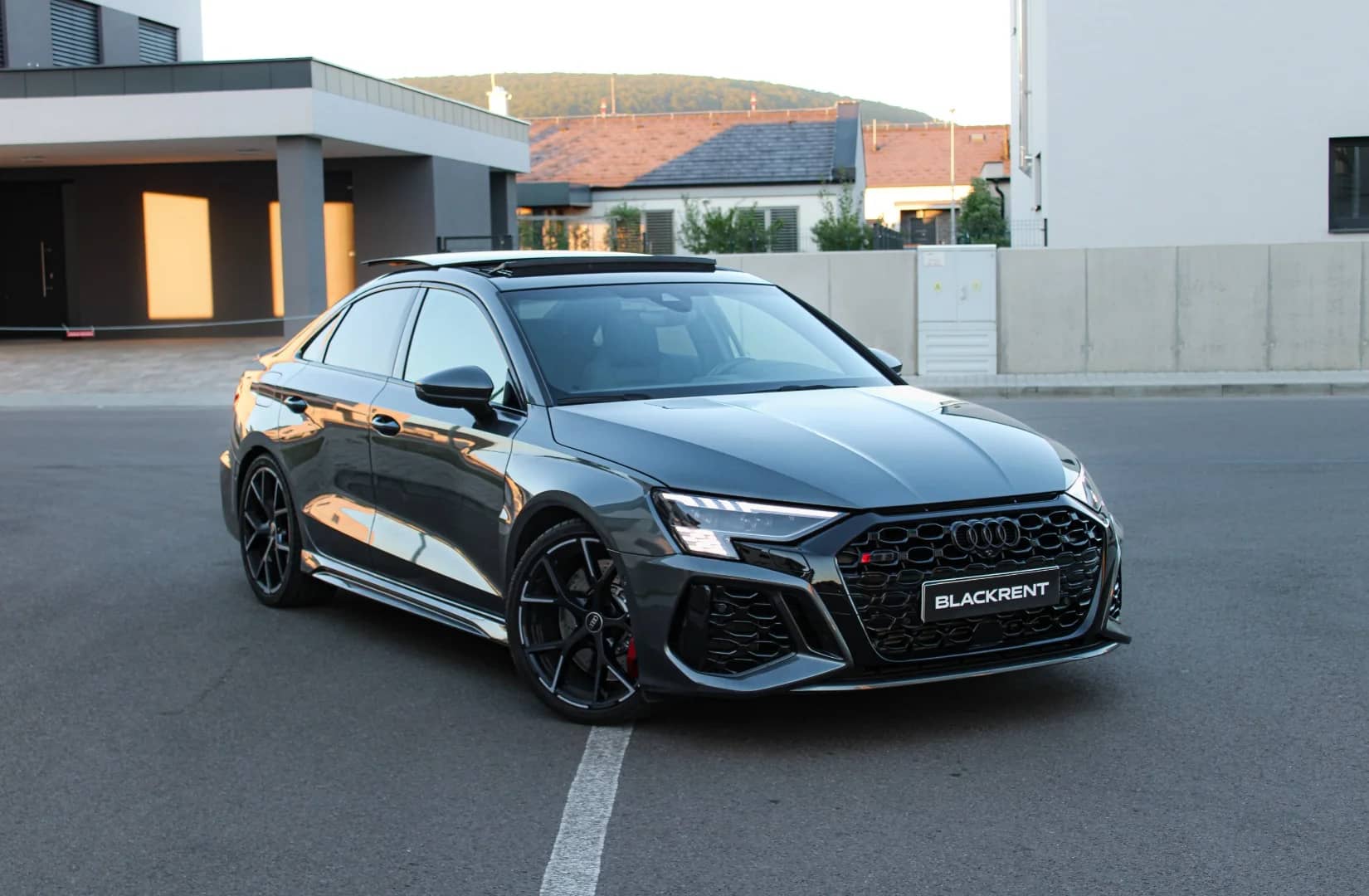 Audi RS3 2023 - Kliknutím zobrazíte detail vozidla Audi RS3 2023 petrol - Náhľad prémiového vozidla v BlackRent autopožičovni na Slovensku za 100,00€/deň
