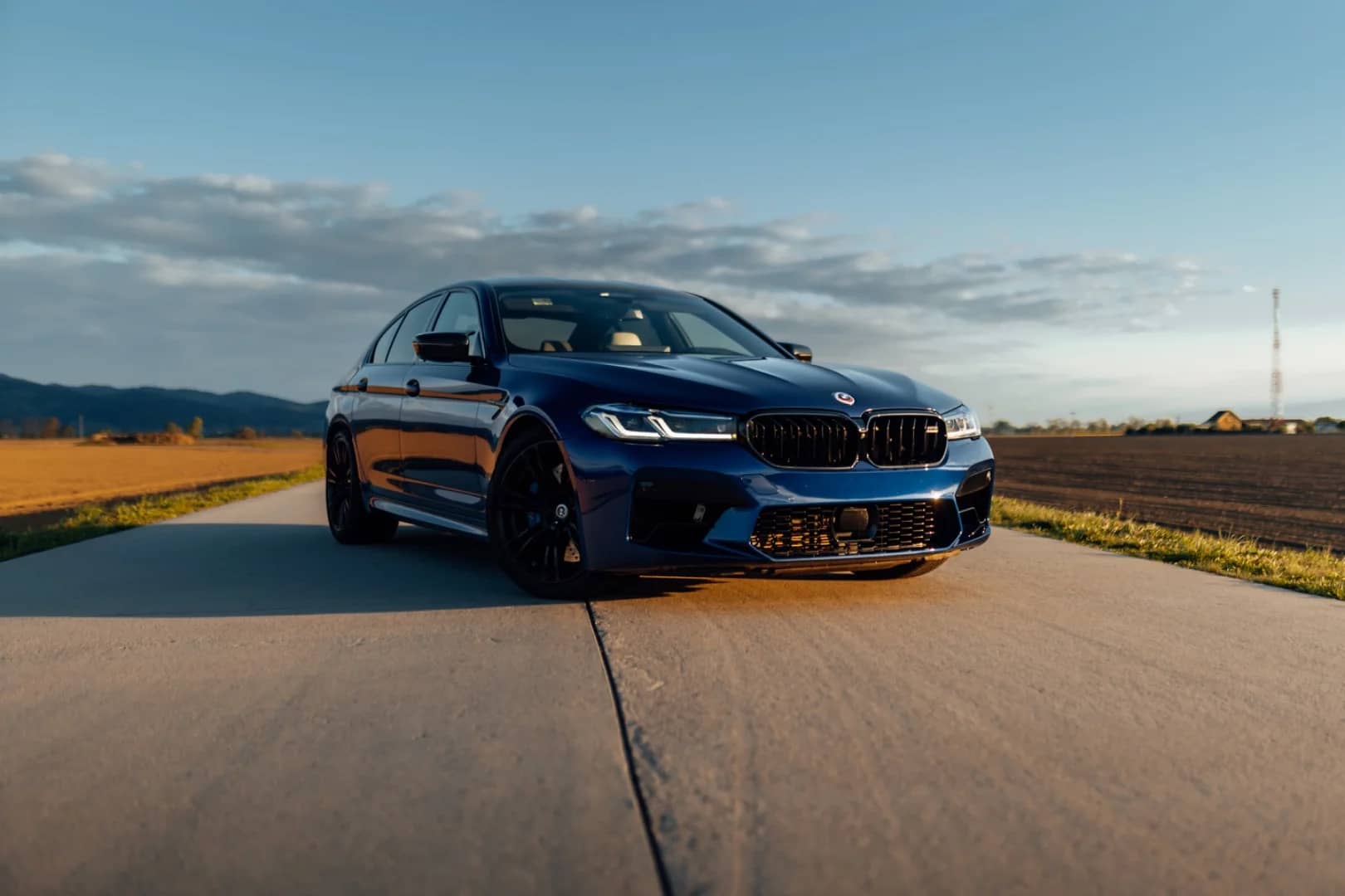 BMW M5 2022 - Kliknutím zobrazíte detail vozidla BMW M5 2022 petrol - Náhľad prémiového vozidla v BlackRent autopožičovni na Slovensku za 150,00€/deň